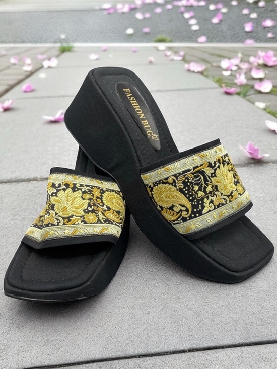 Vintage Shoes - Vintage Fashion Bug Tapestry Black Square Toe Chunky Platform Slip On Sandals 9